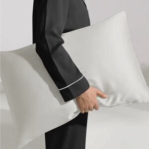 100% Washable Silk Pillowcase
AZAZIE LUXE  Limited Edition
(SET = 2 Pillow Case)